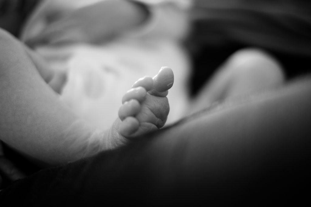 photographe maternité toulouse détails orteils de bébé
