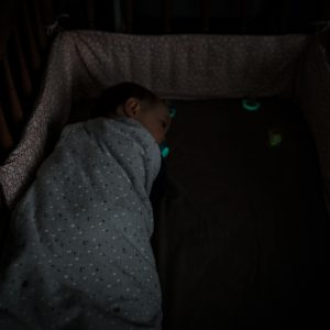 prestations photographe famille bébé au lit