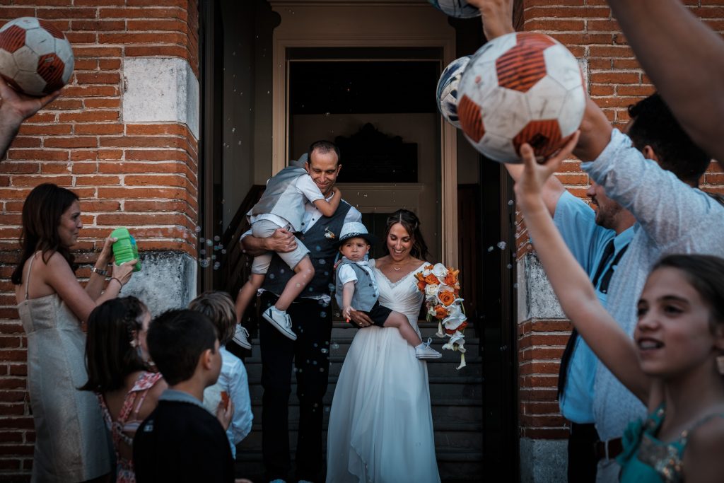 sortie des mariés à la mairie de lanta haie d'honneur de ballons