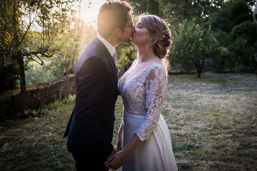 portrait du couple de mariés durant la golden hour au chateau de mauriac