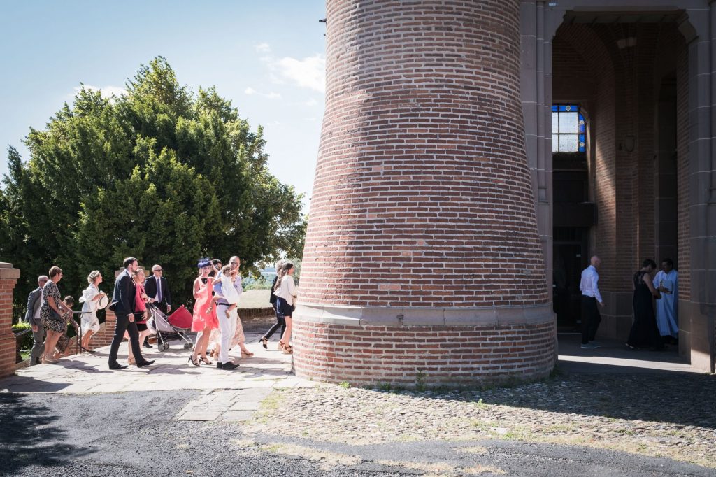 les invités entrent dans notre dame de la drêche juste avant la cérémonie religieuse