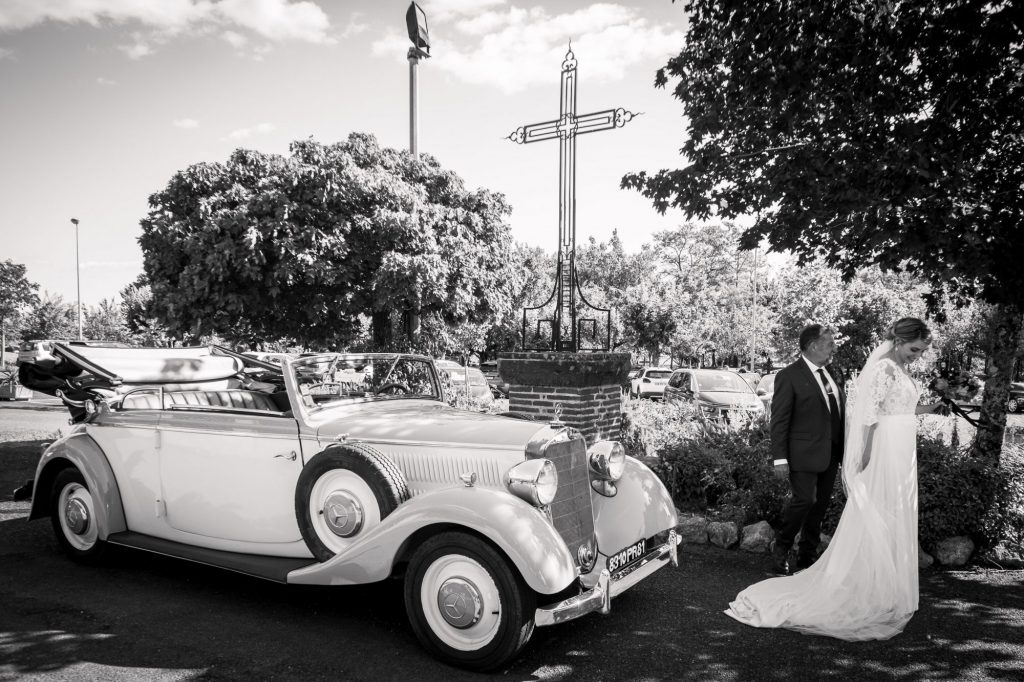 la mariée arrive au bras de son père devant l'église