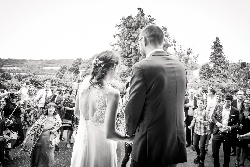 photographe mariage étangs de taysse sortie de cérémonie civile