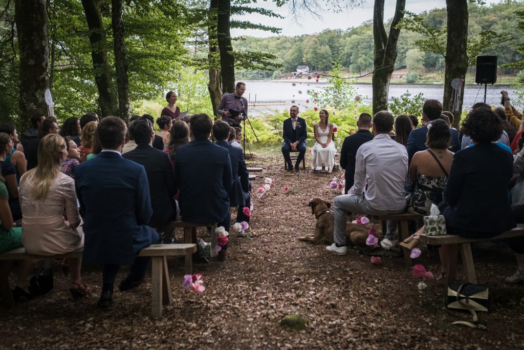 photographe mariage étangs de taysse cérémonie laïque vue sur l'étang