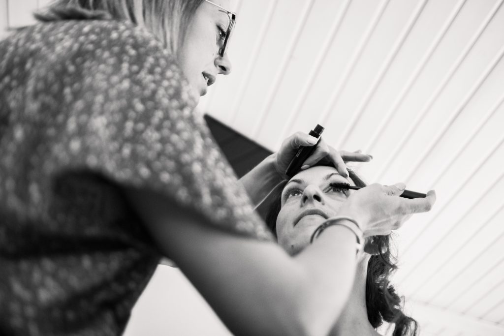 photographe mariage etangs de taysse mise en beauté de la mariée par affinité beauté en noir et blanc