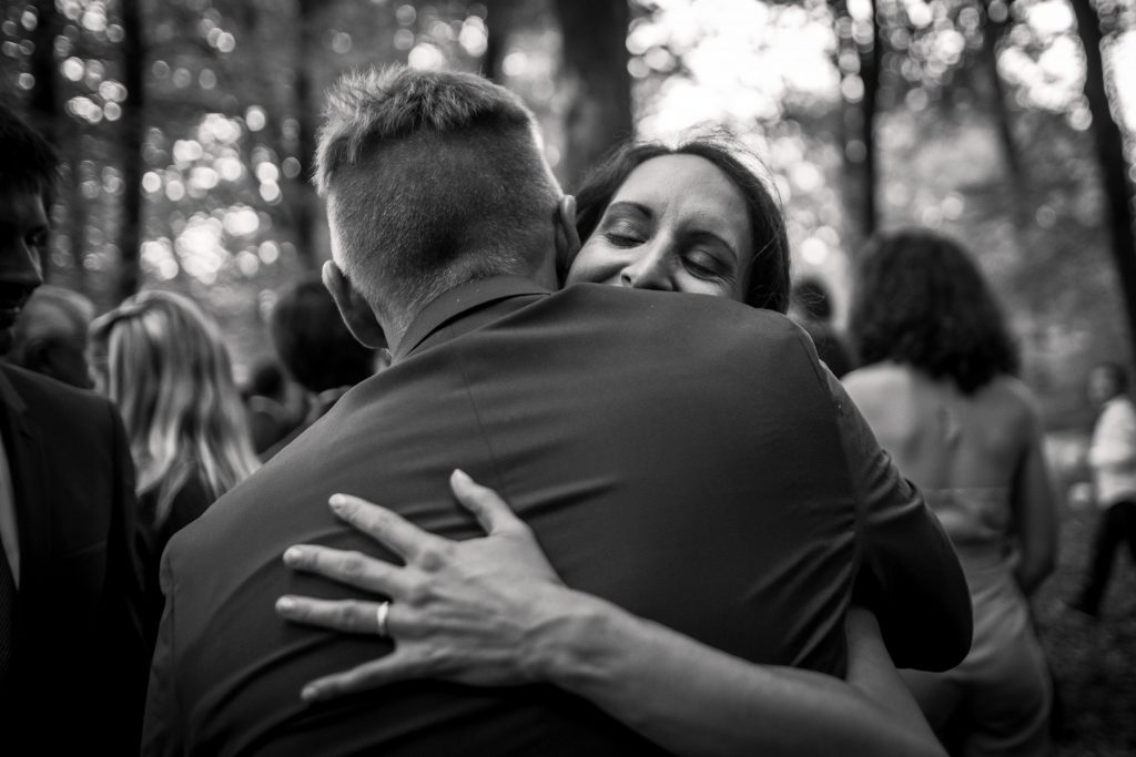 photographe mariage étangs de taysse hugging
