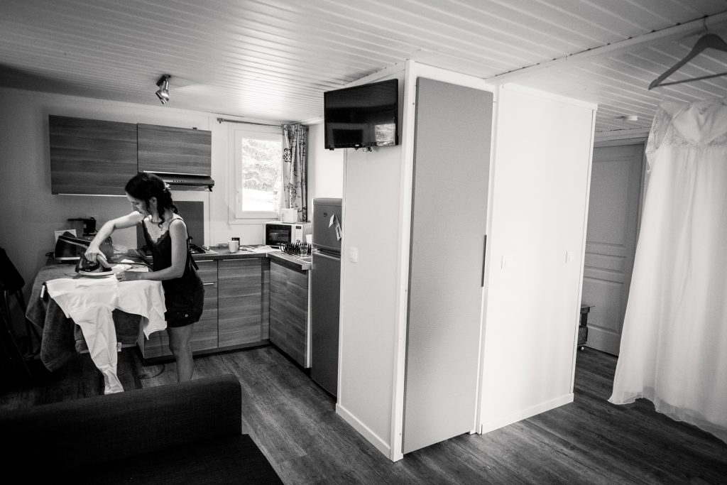 photographe mariage etangs de taysse la mariée repasse la chemise de son fiancé pendant les préparatifs