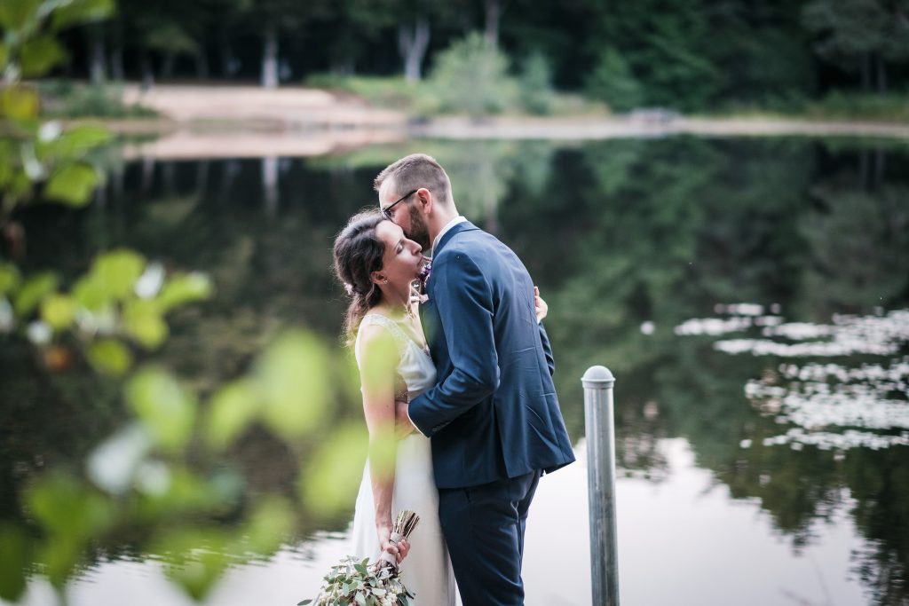 Photographe mariage couple aux étangs de taysse blue hour