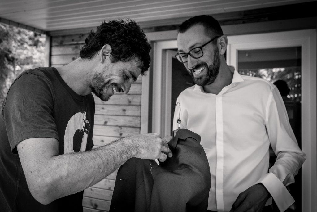 photographe mariage etangs de taysse préparatifs du marié en noir et blanc