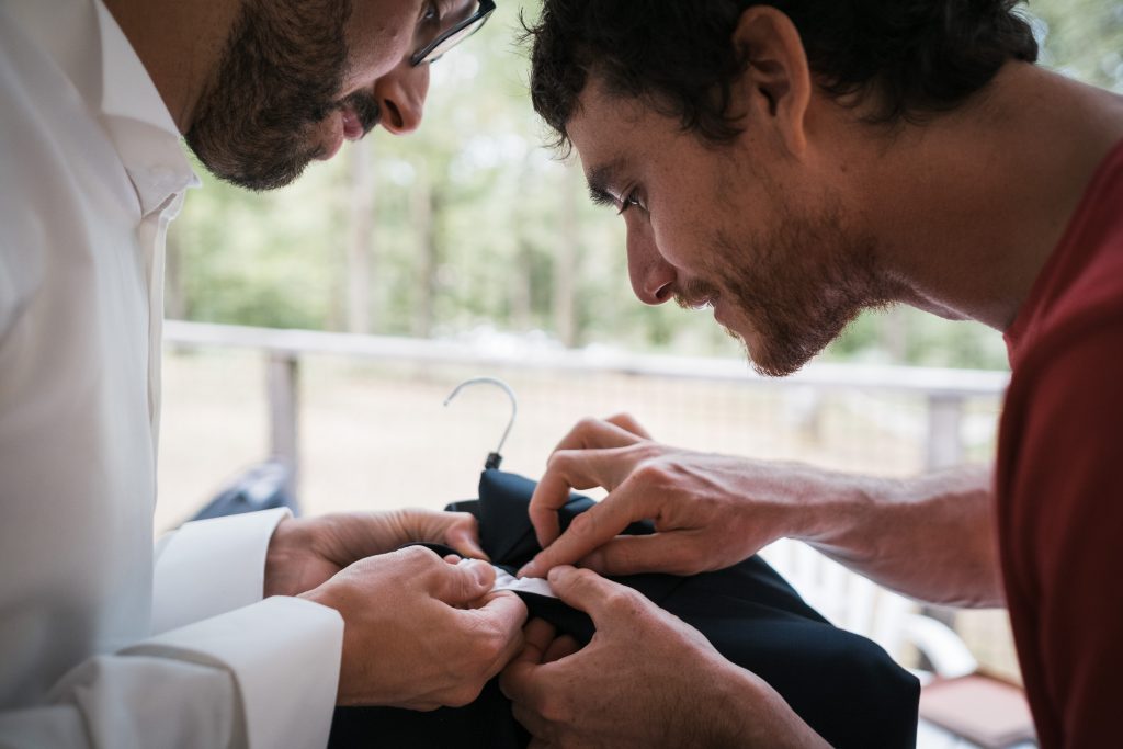 photographe mariage etangs de taysse le témoin et le marié se rendent compte que la poche est cousue
