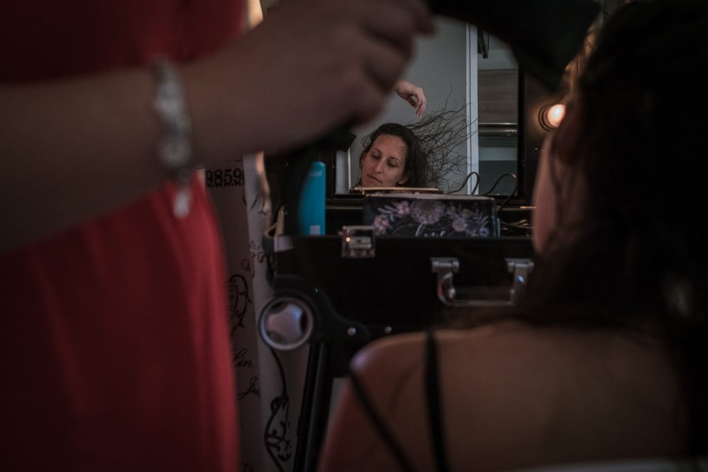 photographe mariage etangs de taysse mise en beauté et préparatifs coiffure de la mariée