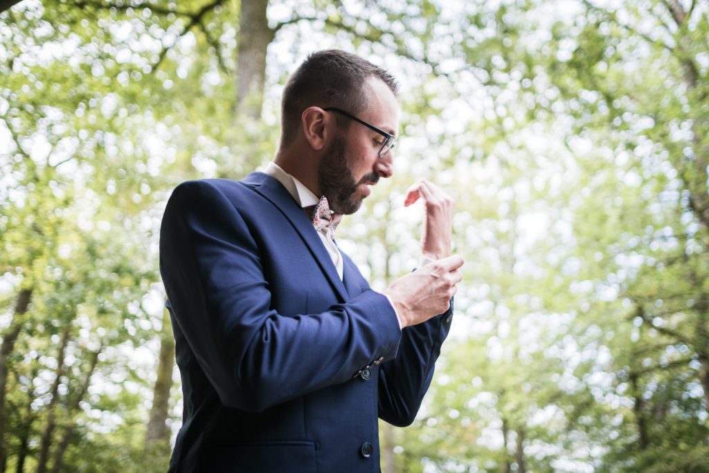 photographe mariage étangs de taysse le marié vérifie ses boutons de manchettes