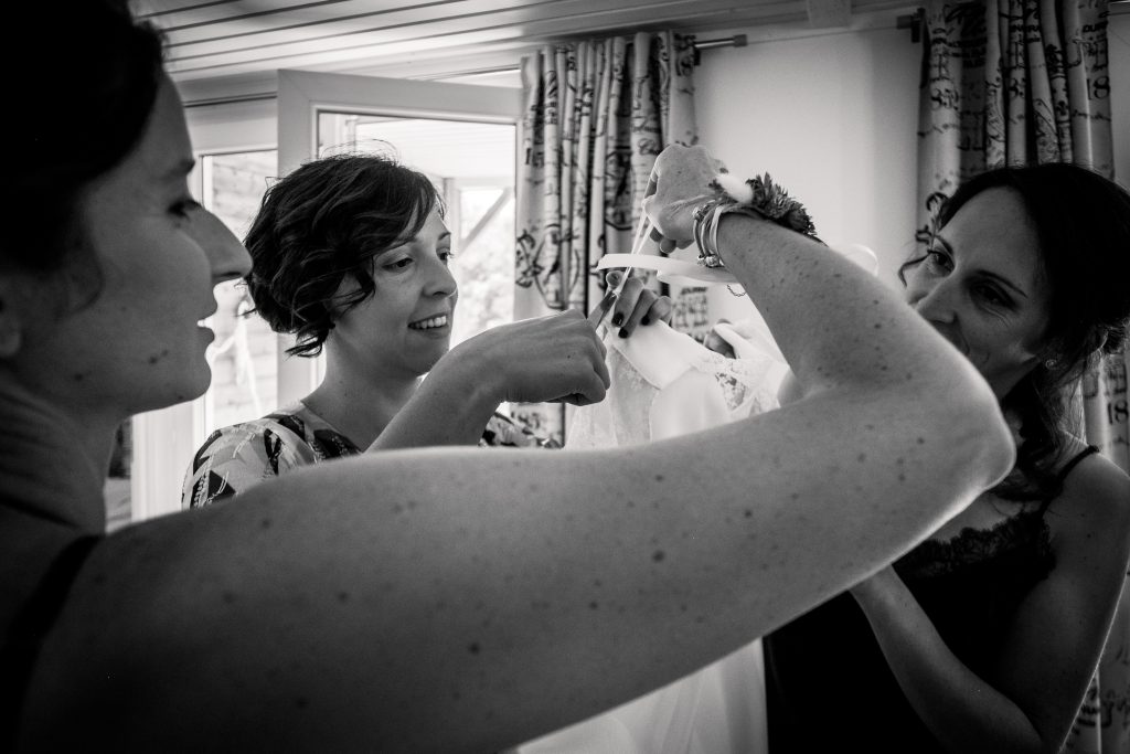 photographe mariage etangs de taysse préparatifs de la mariée en noir et blanc