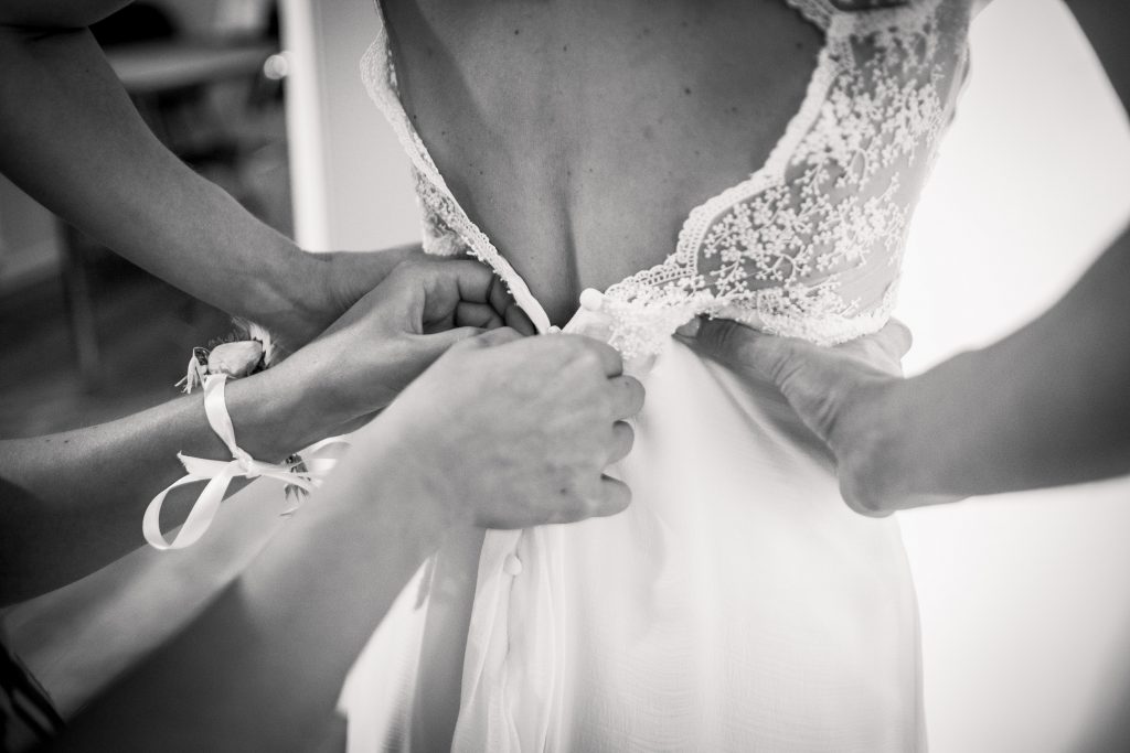 photographe mariage étangs de taysse details de robe sur-mesure mademoiselle madame couturière sur lyon