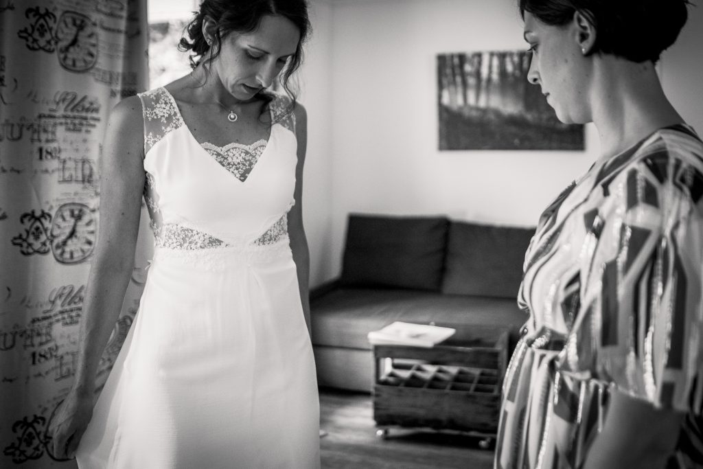 photographe mariage étangs de taysse la soeur de la mariée vérifie la mariée avant qu'elle retrouve son fiancé