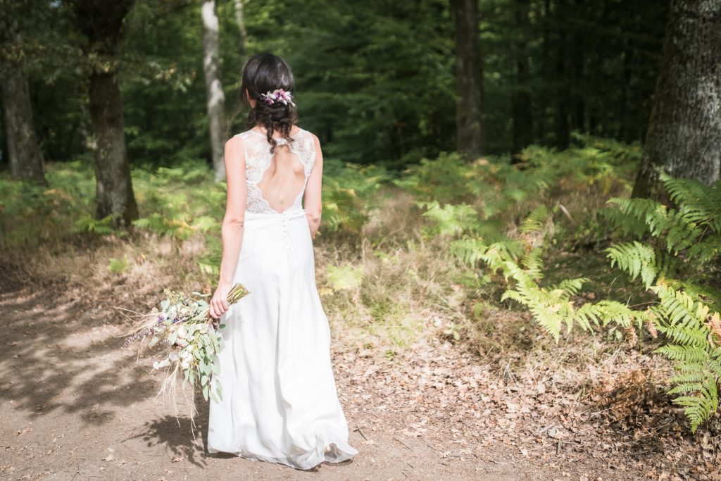 photographe mariage étangs de taysse la mariée part retrouver le marié pour le first look