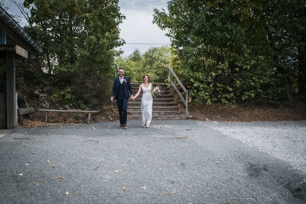 photographe mariage etangs de taysse arrivée des mariés à la mairie pour la cérémonie civile