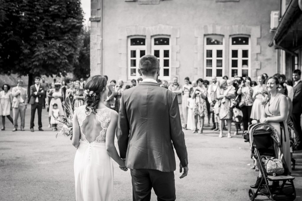 photographe mariage etangs de taysse arrivée des mariés à la mairie de sarran pour la cérémonie civile