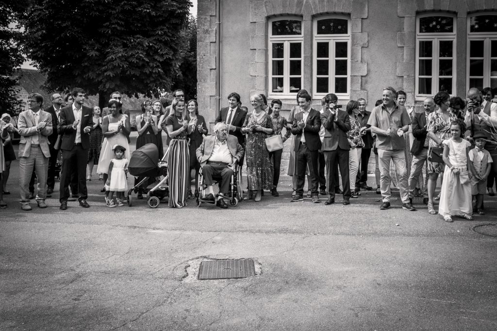 photographe mariage étangs de taysse les invités applaudissent les mariés mairie de sarran corrèze