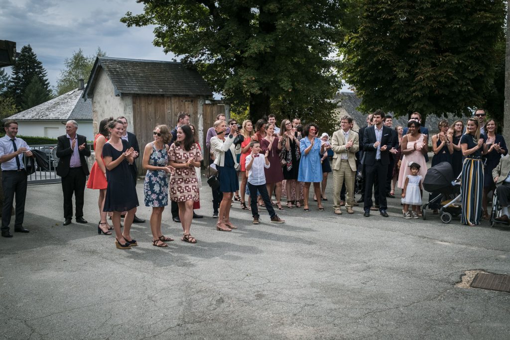 photographe mariage étangs de taysse les invités applaudissent les mariés