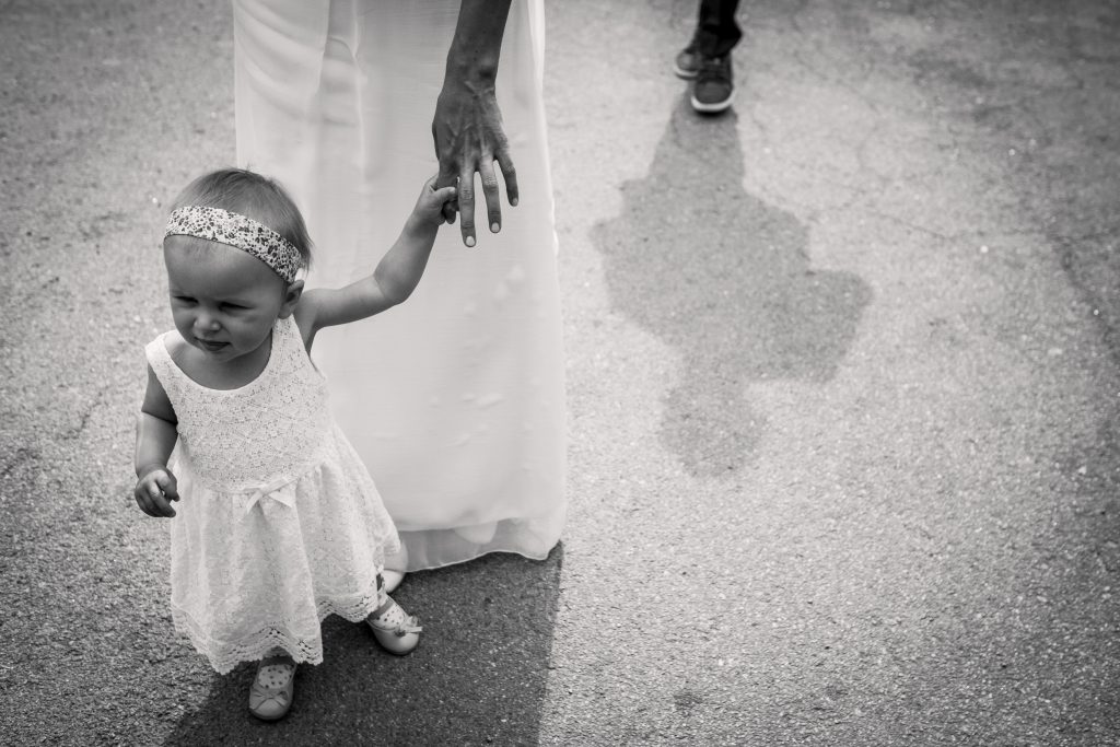 photographe mariage étangs de taysse arrivée des mariés à la mairie de sarran