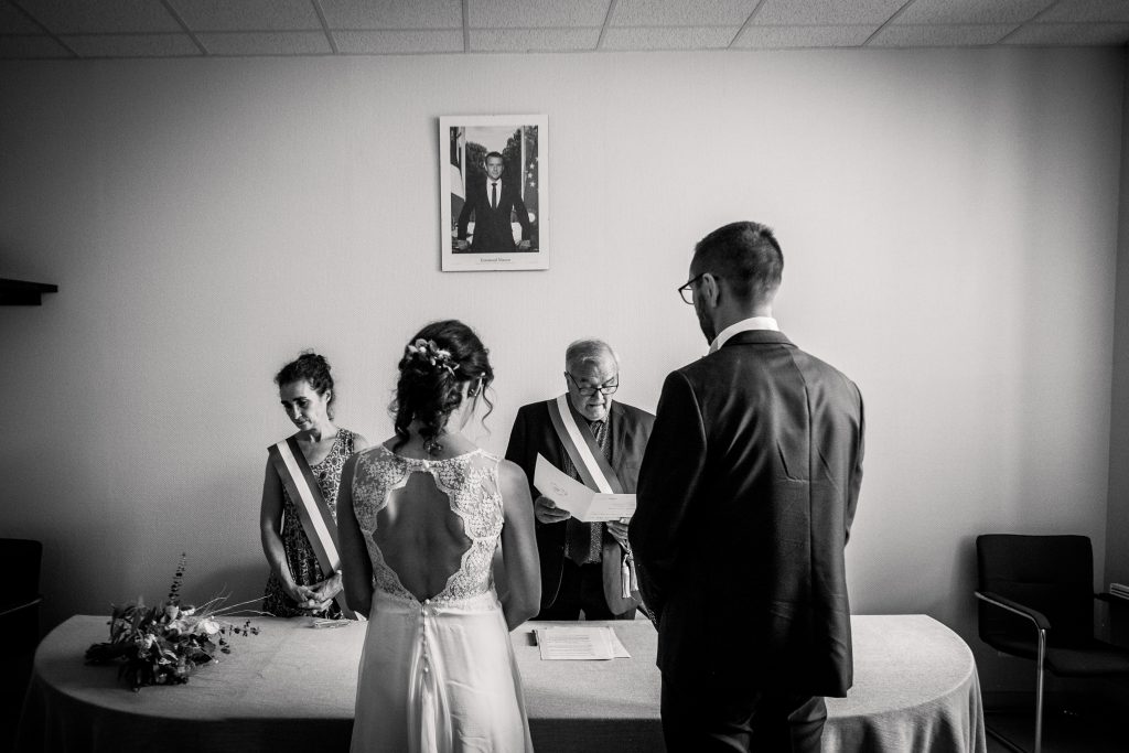 photographe mariage étangs de taysse cérémonie civile mairie couple noir et blanc