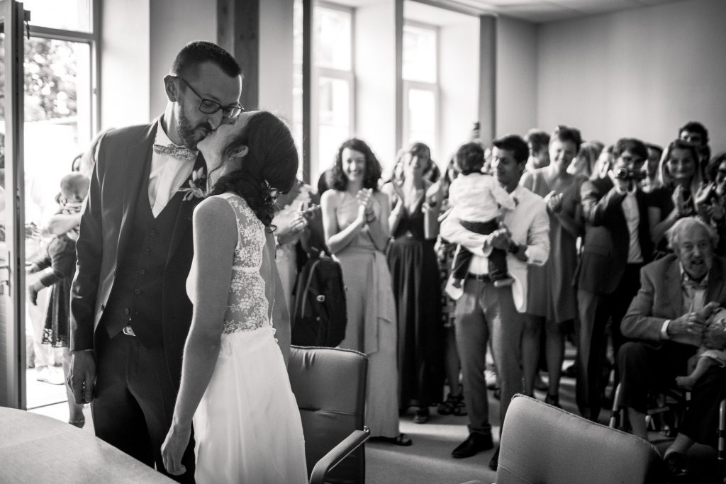 photographe mariage étangs de taysse corrèze baiser à la mairie