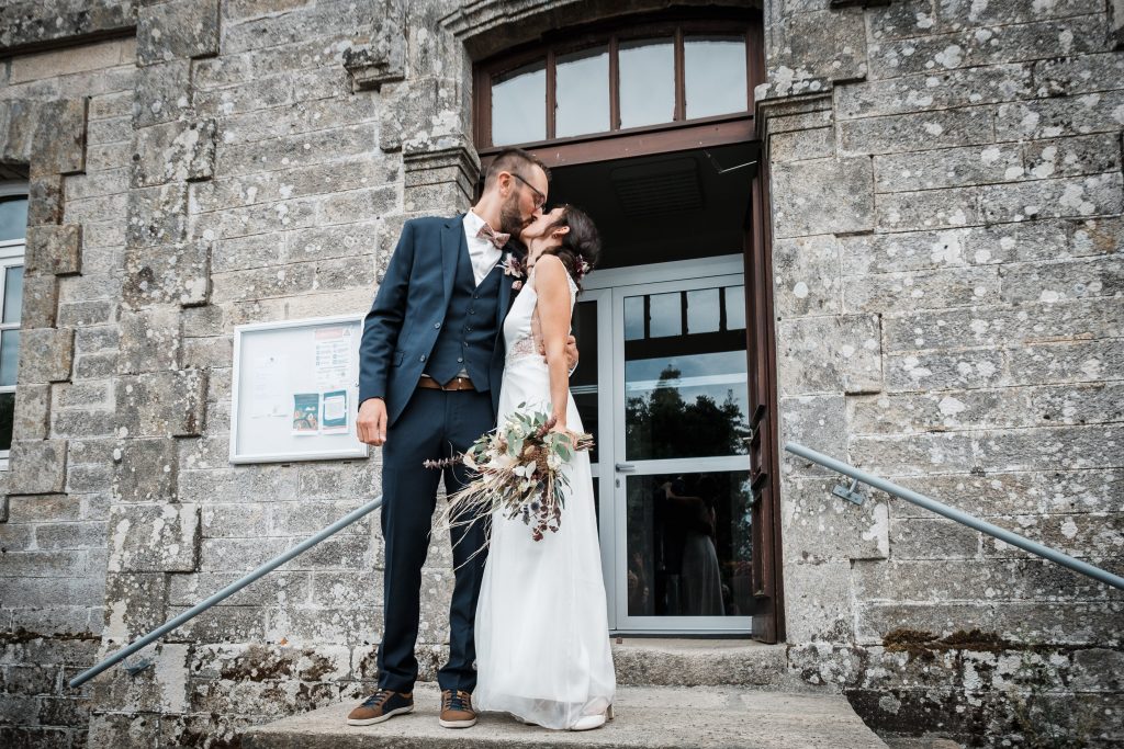 photographe mariage étangs de taysse corrèze baiser des mariés à la sortie de la mairie