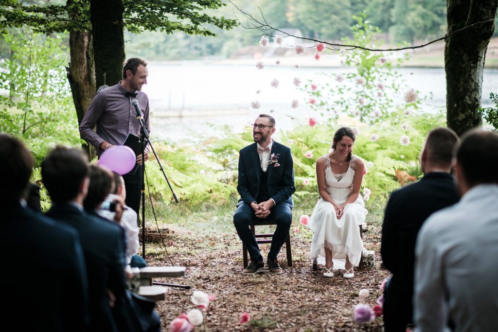 photographe mariage étangs de taysse couple officiant cérémonie laïque