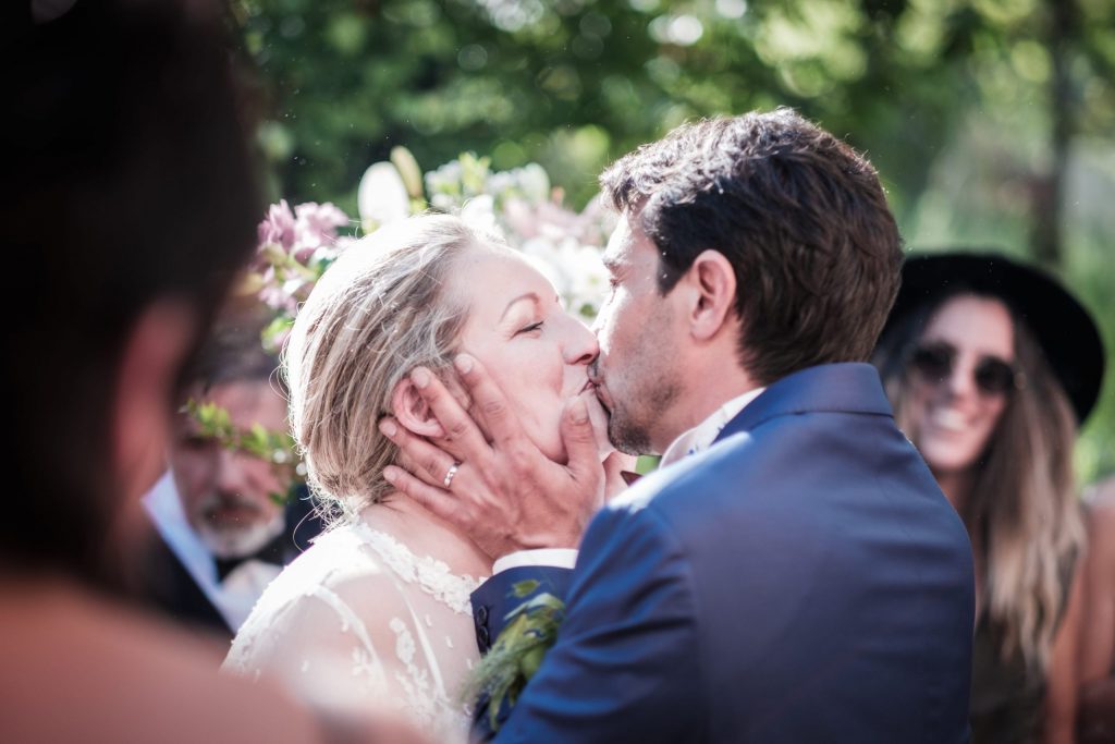 premier baiser des jeunes mariés mariage dans le lot