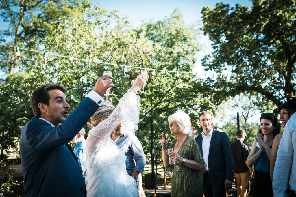 vive les mariés ! le vin honneur est officiellement lancé par les mariés