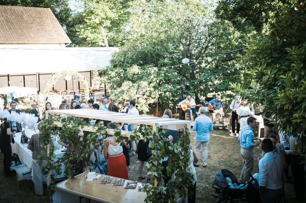 aménagement pour vin d"honneur dans la maison familiale dans le lot pour leur mariage