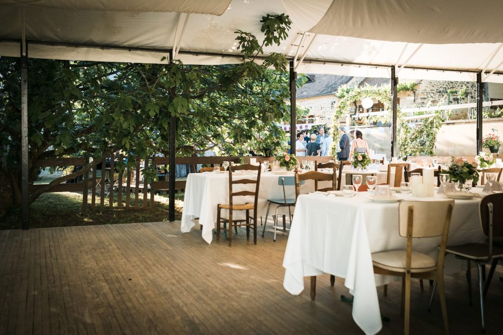 chapiteau et récup pour la décoration d'un mariage dans le lot