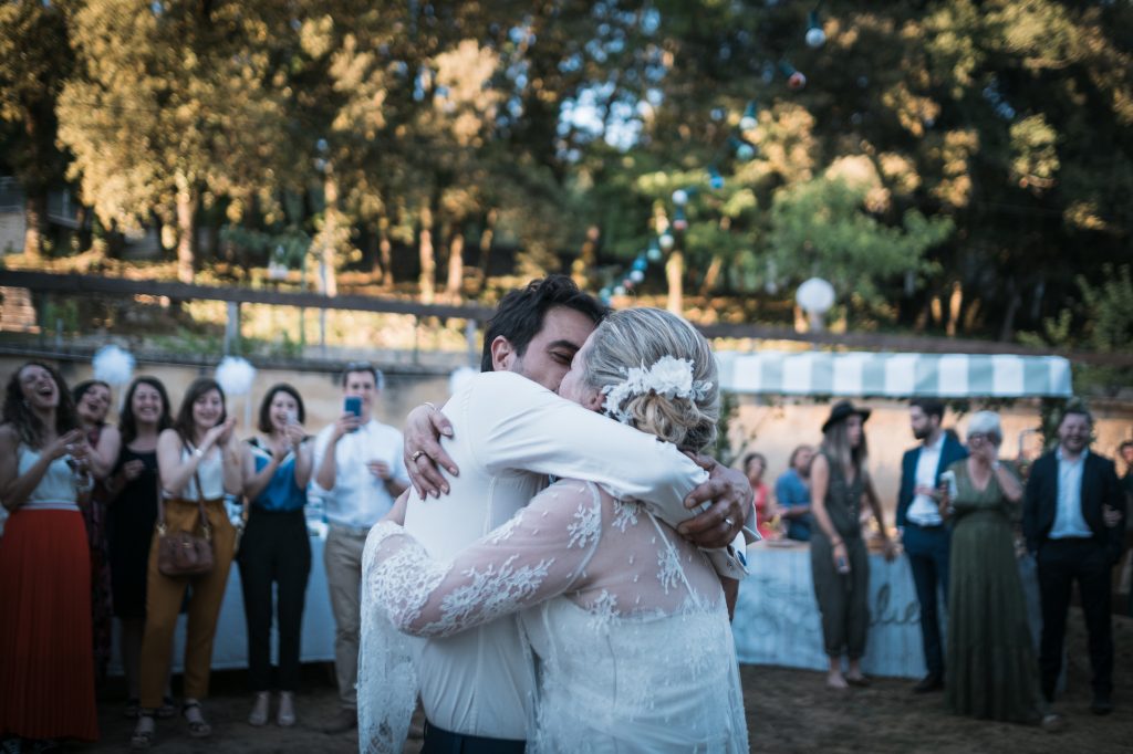 baiser de mariés amoureux lors de leur mariage dans la maison familiale dans le lot
