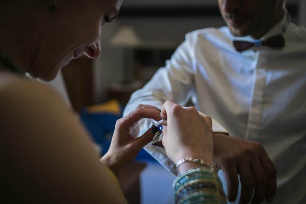 les boutonnières, un incontournable de l'habit du marié