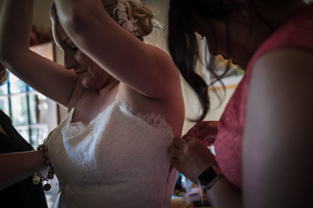 préparatifs de la mariée dans la maison familiale du lot