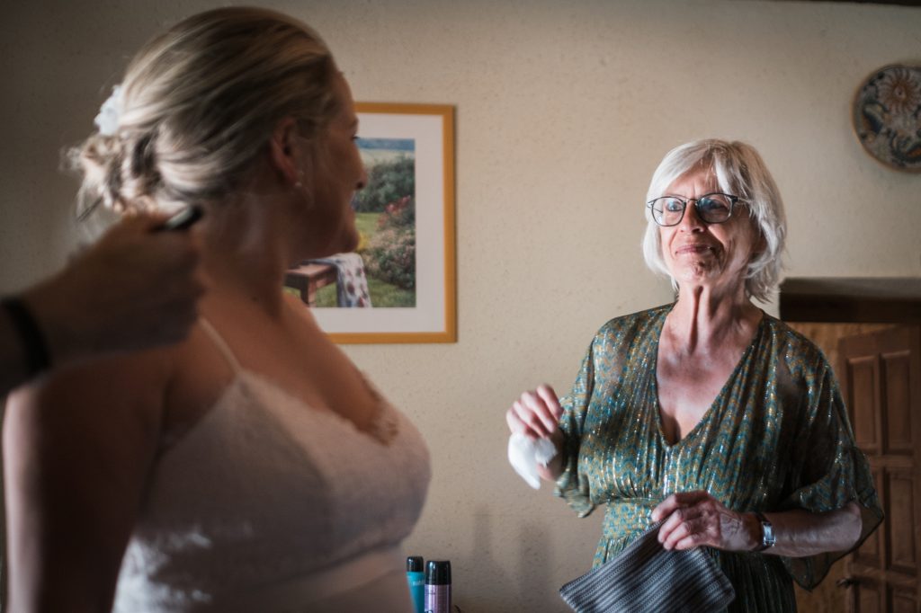 la mère de la mariée découvre sa fille