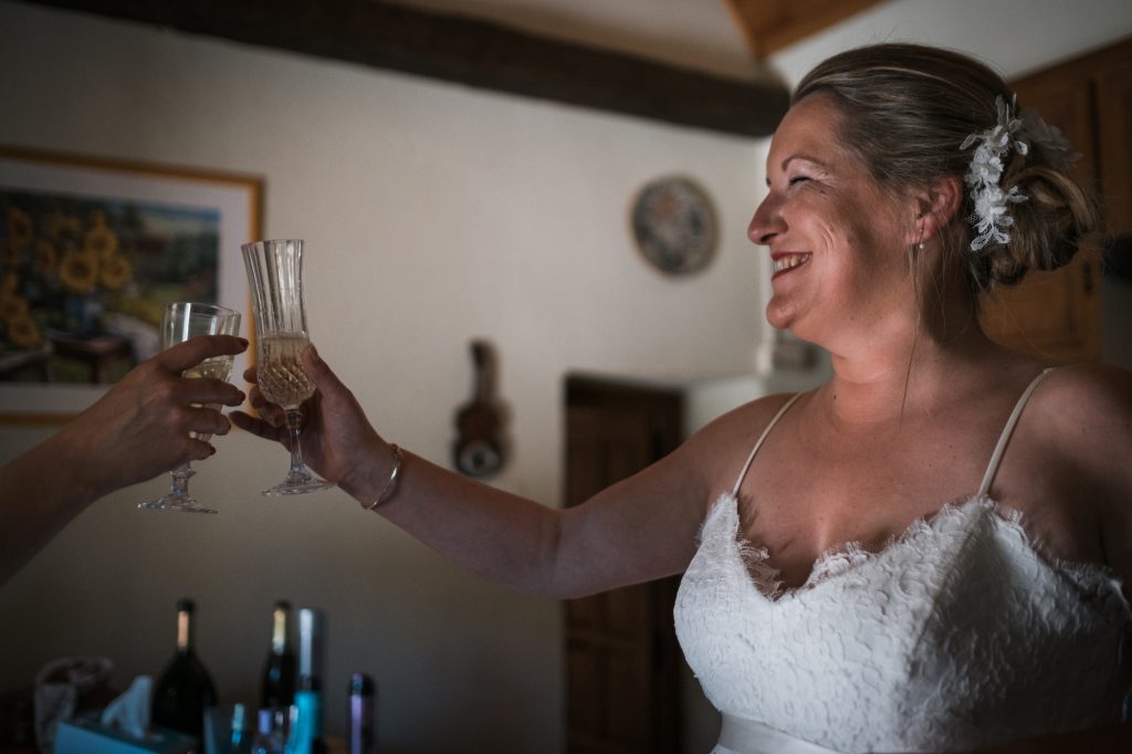 champagne entre amies lors de préparatifs de la mariée
