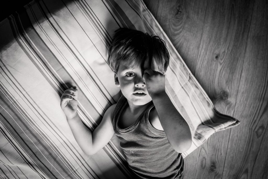 portrait enfant noir et blanc pendant un reportage photo du quotidien
